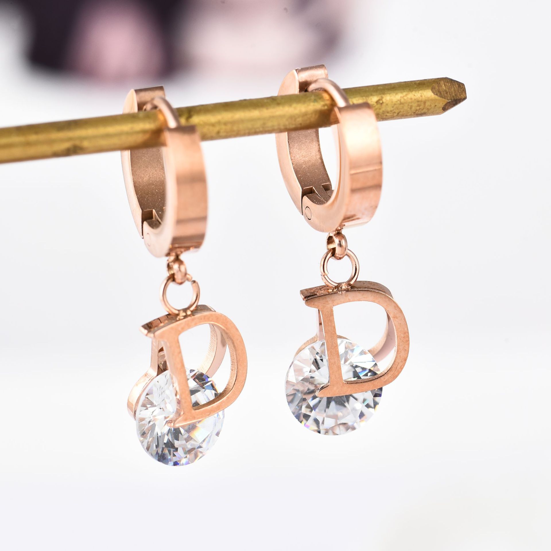 Vintage Fashion Jewelry Brands - Boucles d'oreilles lettre D en cristal